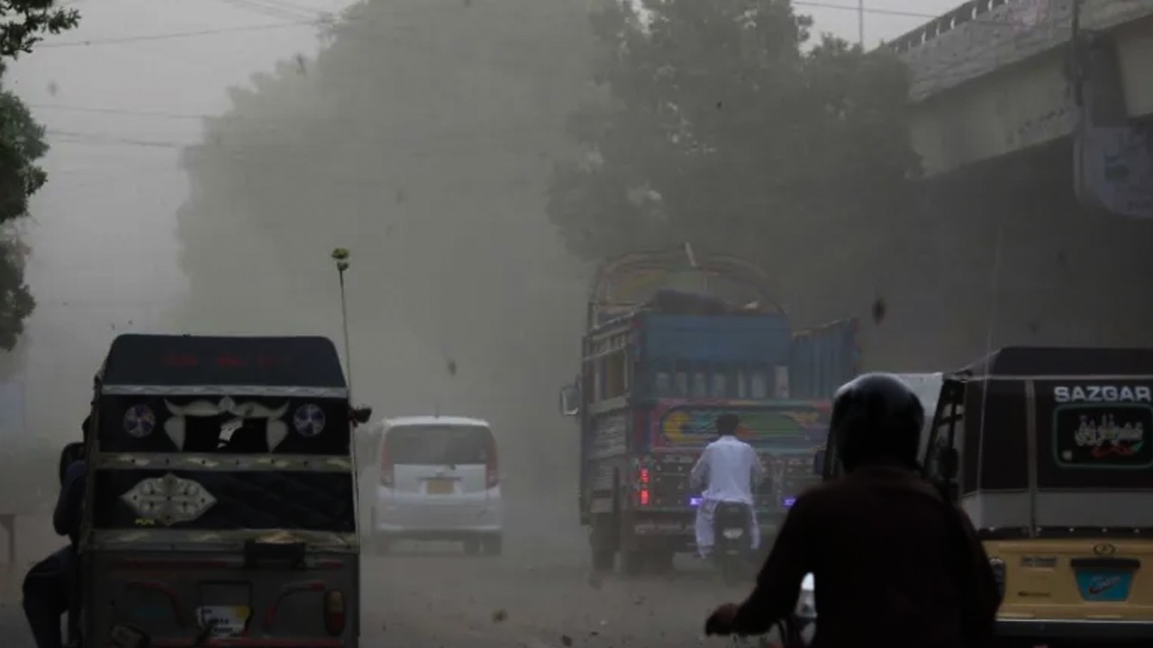 Karachi enjoys mild, partly cloudy weather as air quality remains unhealthy