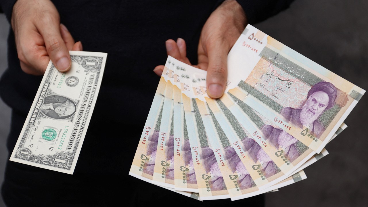 Iranian Rial plunges to lowest level in history
