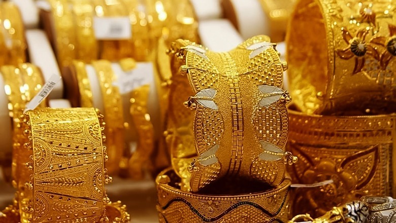 Gold prices decline by Rs1,900/tola in Pakistan