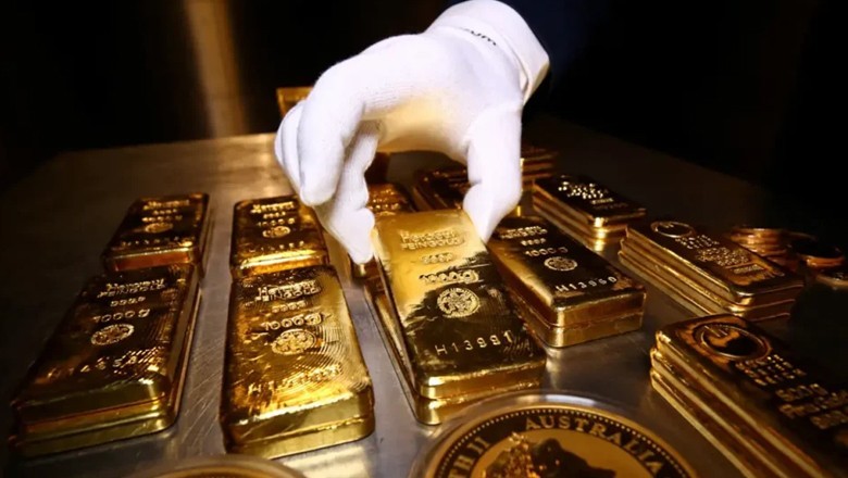 Gold hits new peak with Rs10,700 per tola rise in Pakistan