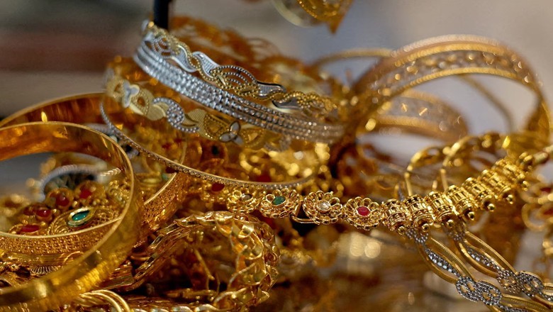 Gold price rose by Rs2700 in Pakistan