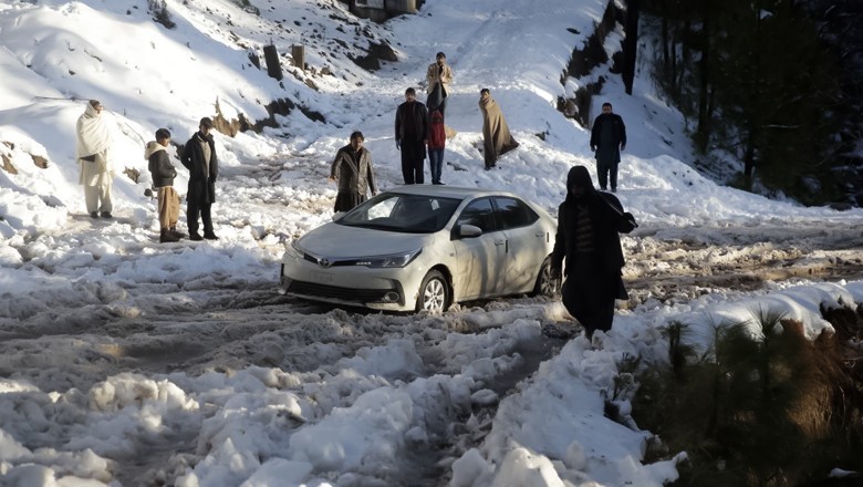 Murree police issue safety advisory for tourists amid snowfall