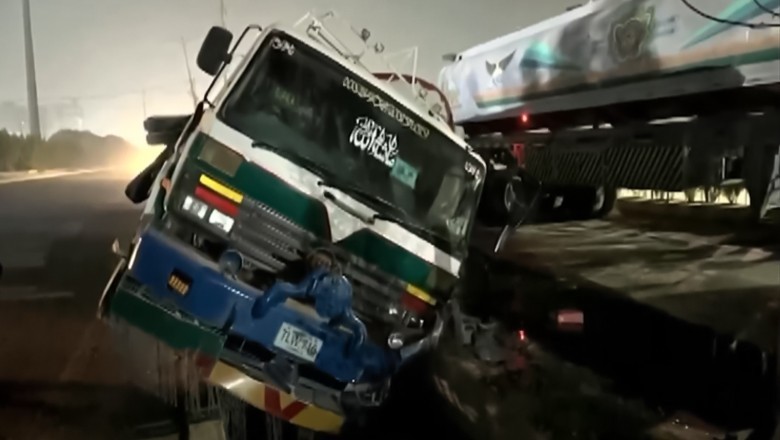 Water tanker falls into nullah in Karachi's Korangi