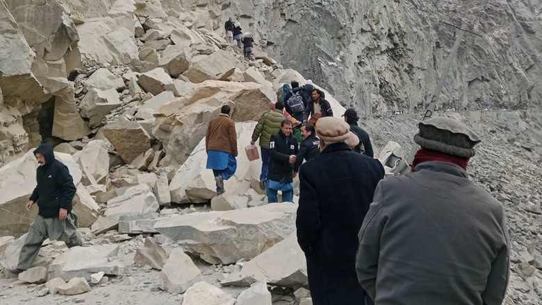Thousands stranded as Karakoram Highway blocked by rockslide