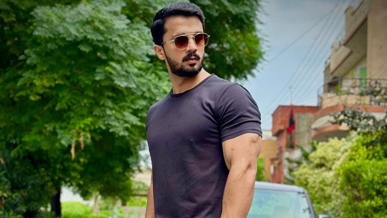 Rajab Butt physically assaulted at Karachi's City Courts as bail extended until Jan 13