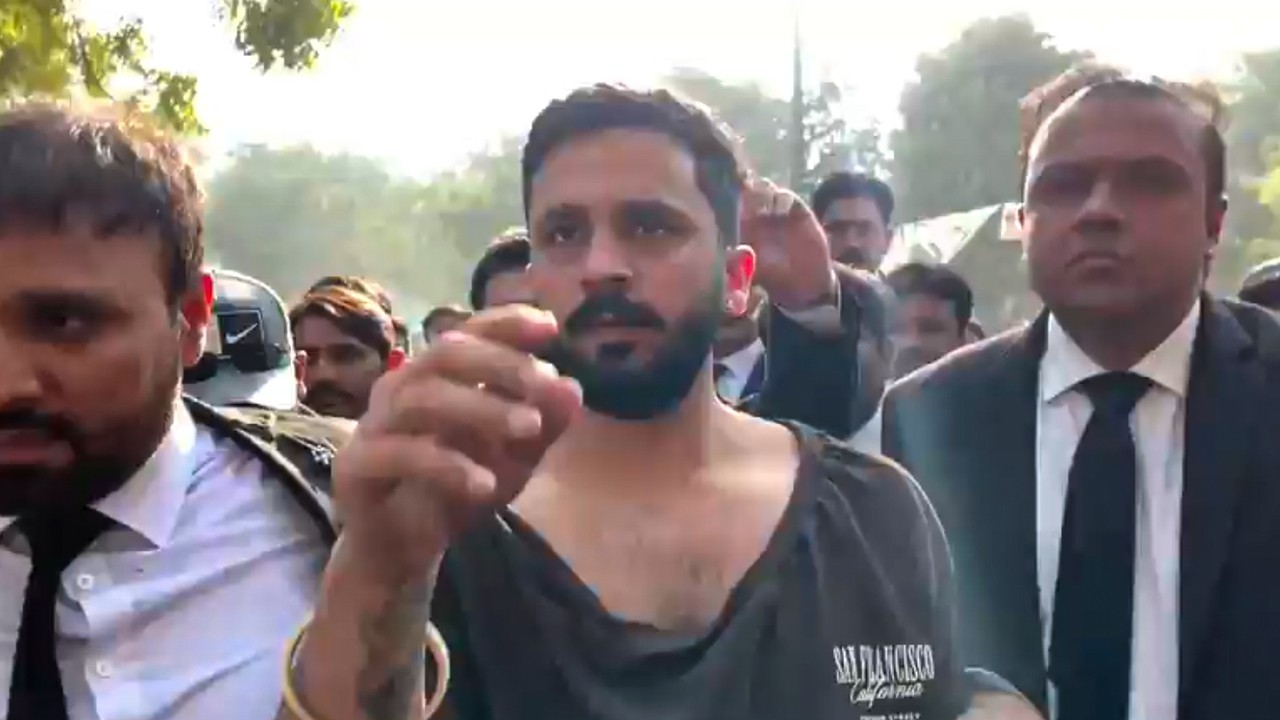 Lawyers announce strike, court boycott in Karachi over failure to register FIR against Rajab Butt