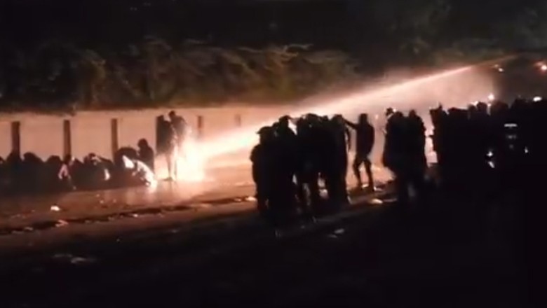 Imran khan’s sisters, PTI protesters again met with water cannons during sit-in outside Adiala jail