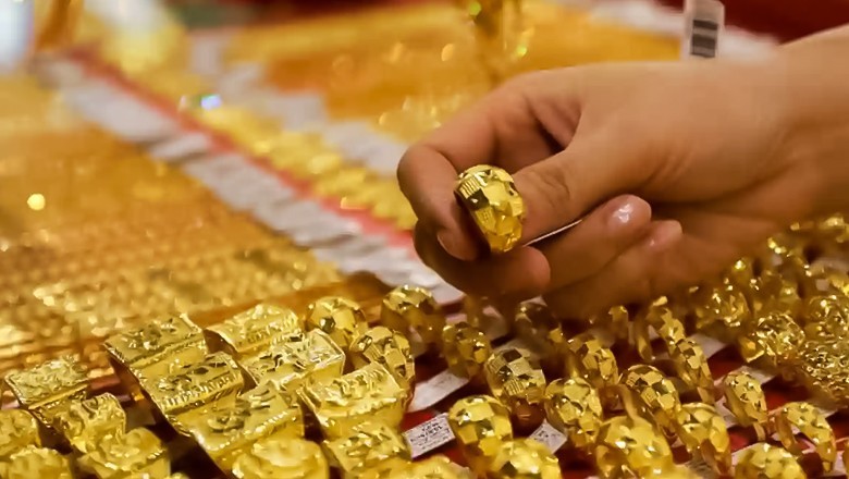 Gold price rises by Rs3,200 per tola in Pakistan