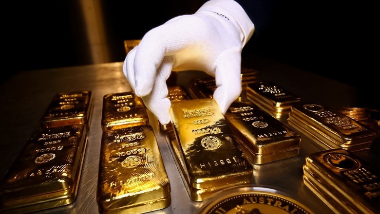 Gold prices fell by Rs1,200 per tola in Pakistan