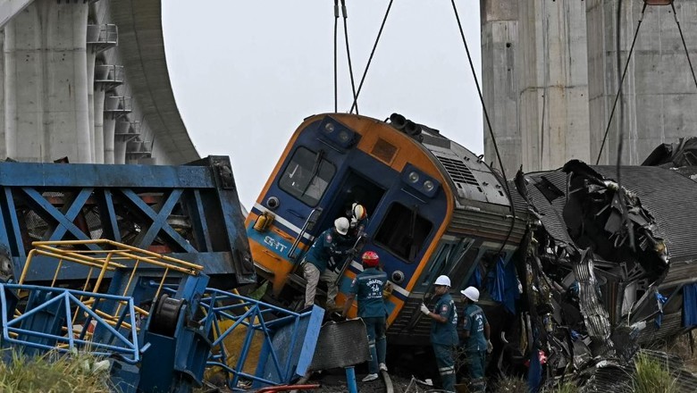 32 people killed after crane fell on a train in Thailand