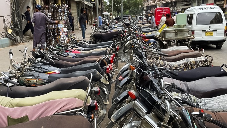 Sindh's parking fee ban fails on ground, court orders action