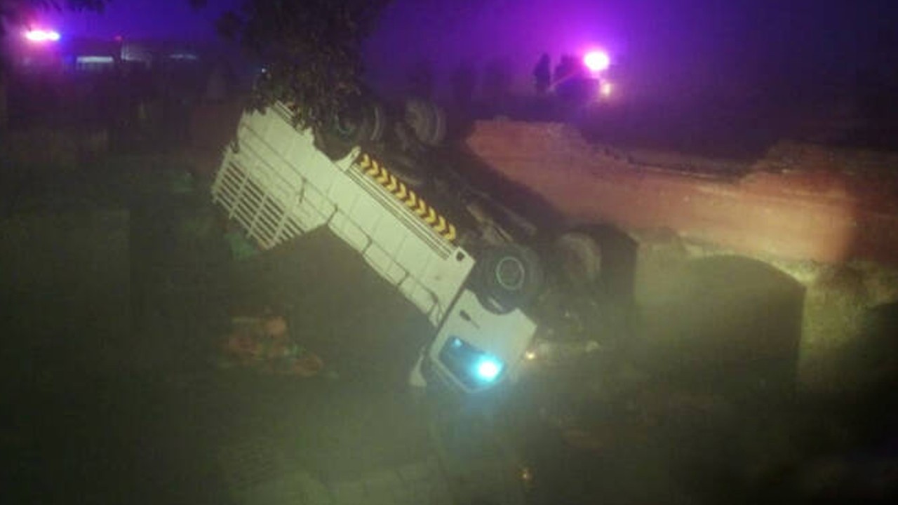 At least 14 killed after truck falls into Sargodha canal due to fog