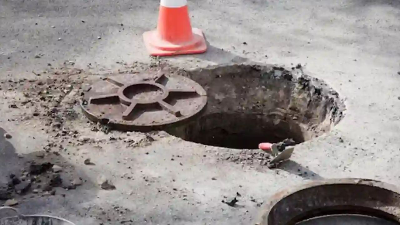 Elderly man dies after falling into open manhole in Karachi