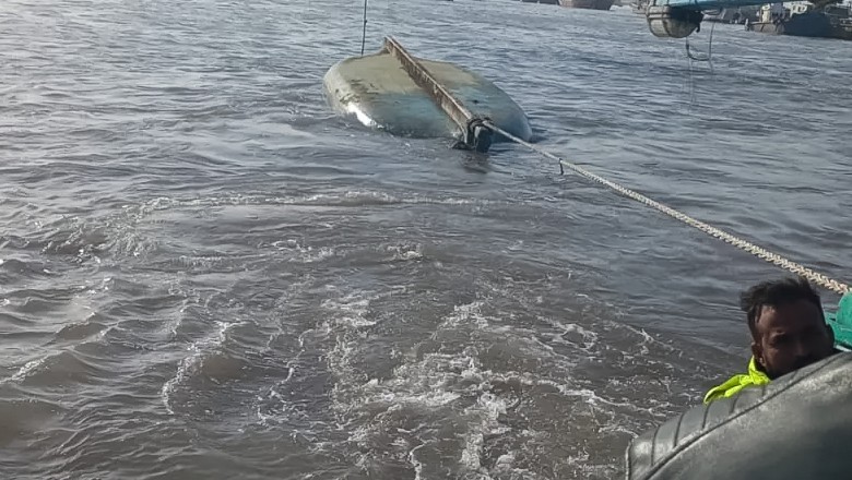 7 rescued, 4 missing after merchant vessel hits fishing boat off Karachi’s Manora