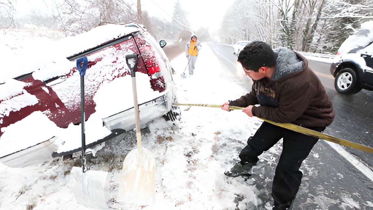US storm leaves 230,000 without power, forces thousands of flight cancellations