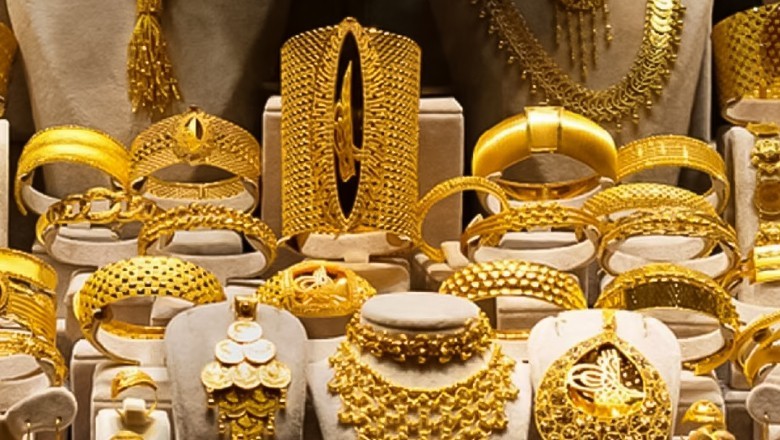 Gold price surged by Rs5,300 per tola in Pakistan