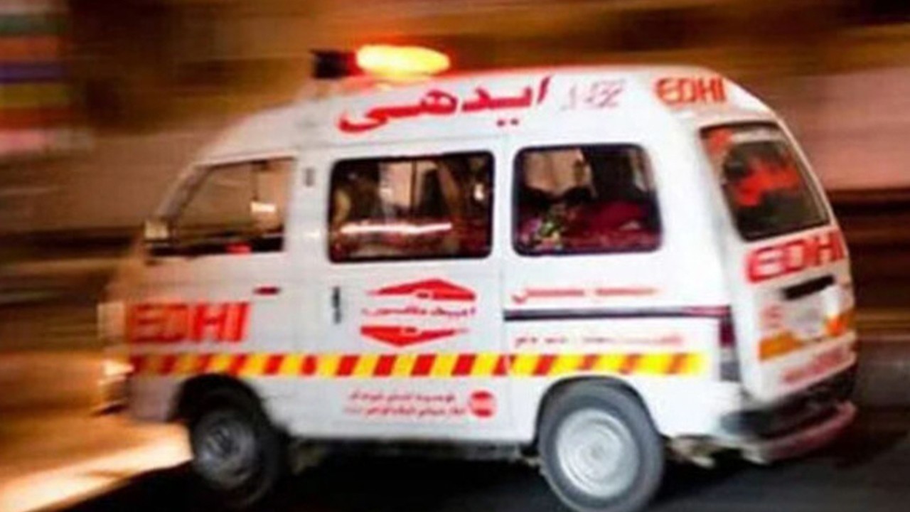 6 killed after car, trailer collide on highway in Sindh’s Naushahro Feroze