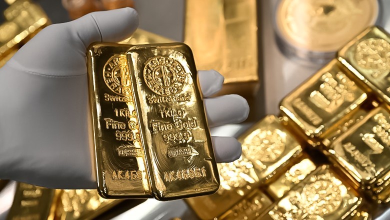 Gold prices surge by Rs1,300 per tola in Pakistan