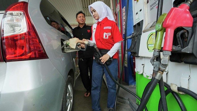 Pakistan unveils fuel-saving plan amid supply fears