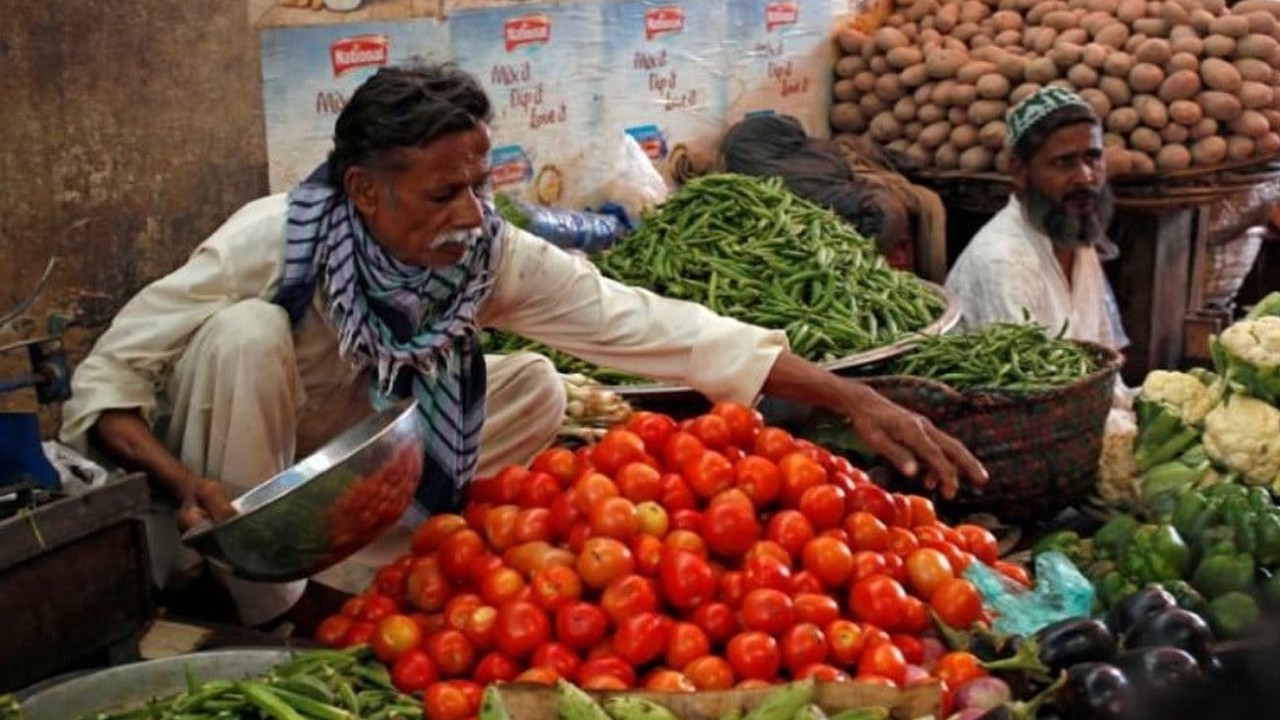 Fuel price hike pushes weekly inflation up