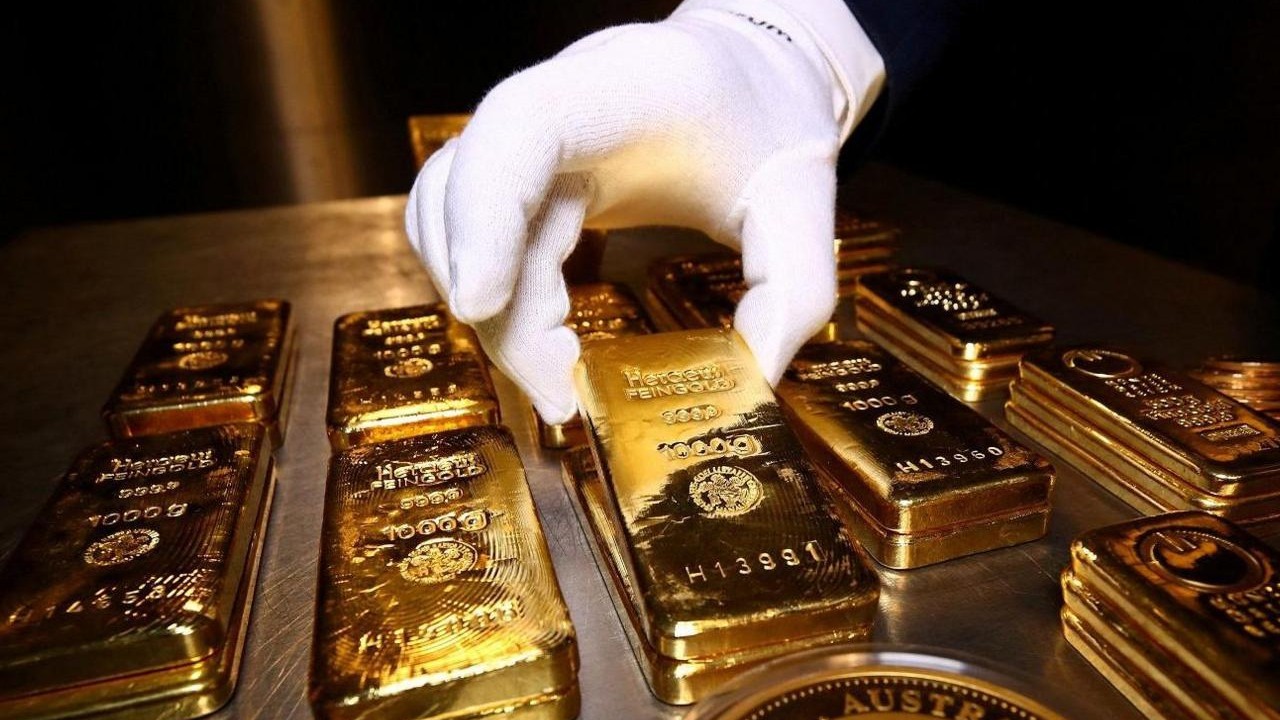 Gold prices fell by Rs7,100 per tola in Pakistan