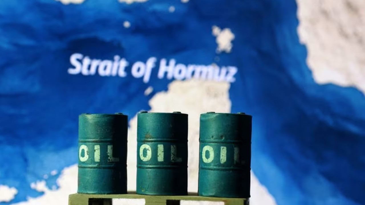 Oil drops 10% as Iran says Hormuz passage open during ceasefire