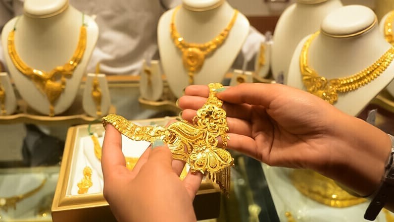 Gold prices fall sharply by Rs5,200 per tola in Pakistan