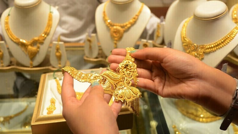 Gold per tola falls Rs2,900 in Pakistan amid global dip