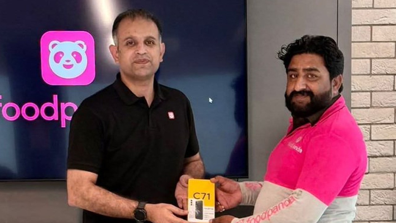 Food delivery rider hailed as hero after foiling alleged assault on girl in Rawalpindi