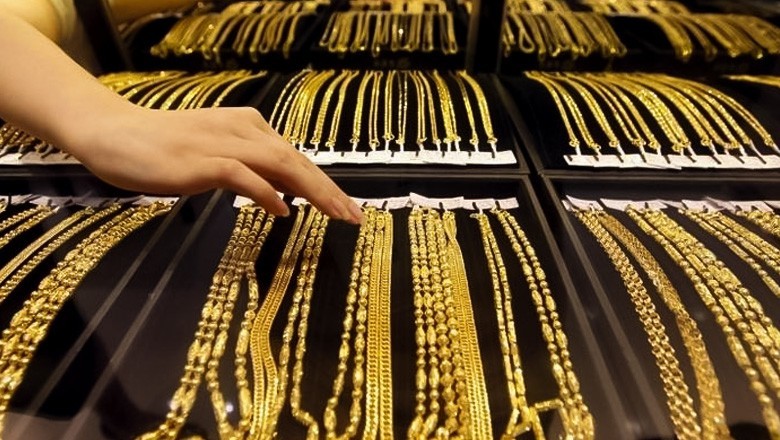 Gold falls Rs5,500 per tola as global rates decline