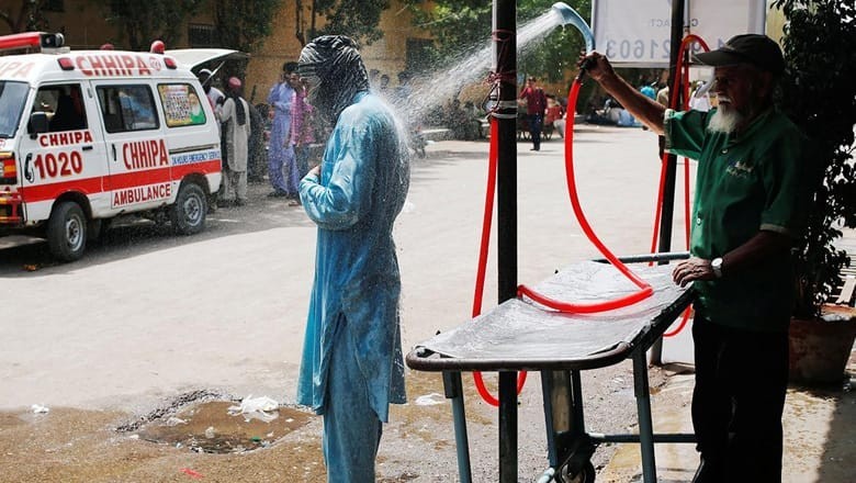 Karachi sizzles as mercury hits 42°C