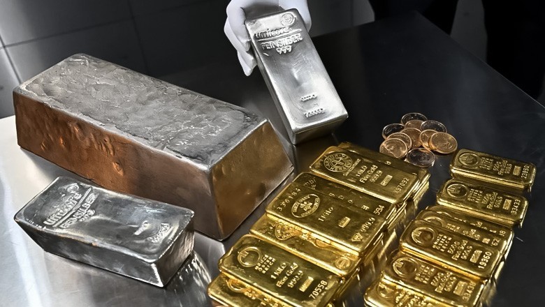 Gold prices fall sharply in Pakistan as global bullion market weakens
