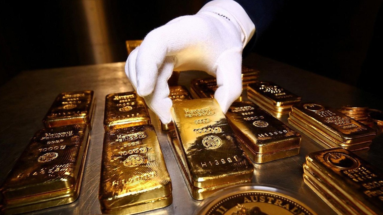 Gold jumps Rs11,100 per tola in Pakistan