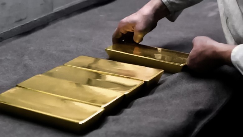Gold price rises by Rs7,800 per tola in local market