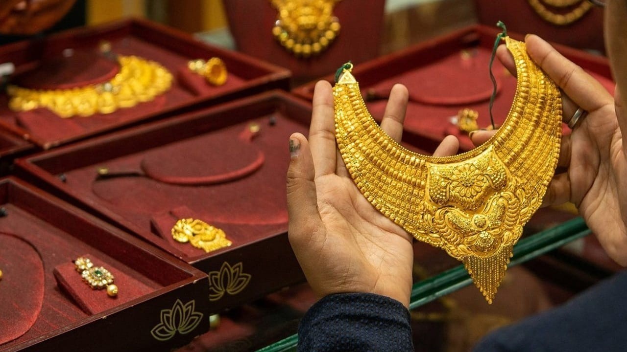 Gold prices fall sharply in Pakistan amid decline in global market