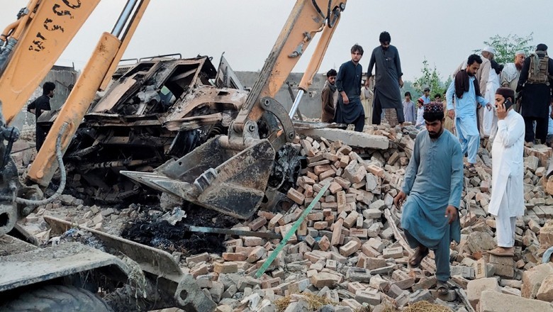 15 policemen martyred, three injured in Bannu suicide attack on checkpoint