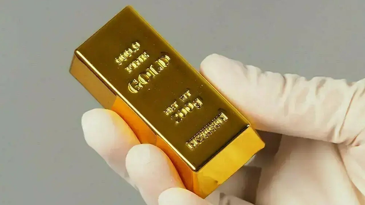 Gold falls by Rs2,400 per tola in Pakistan