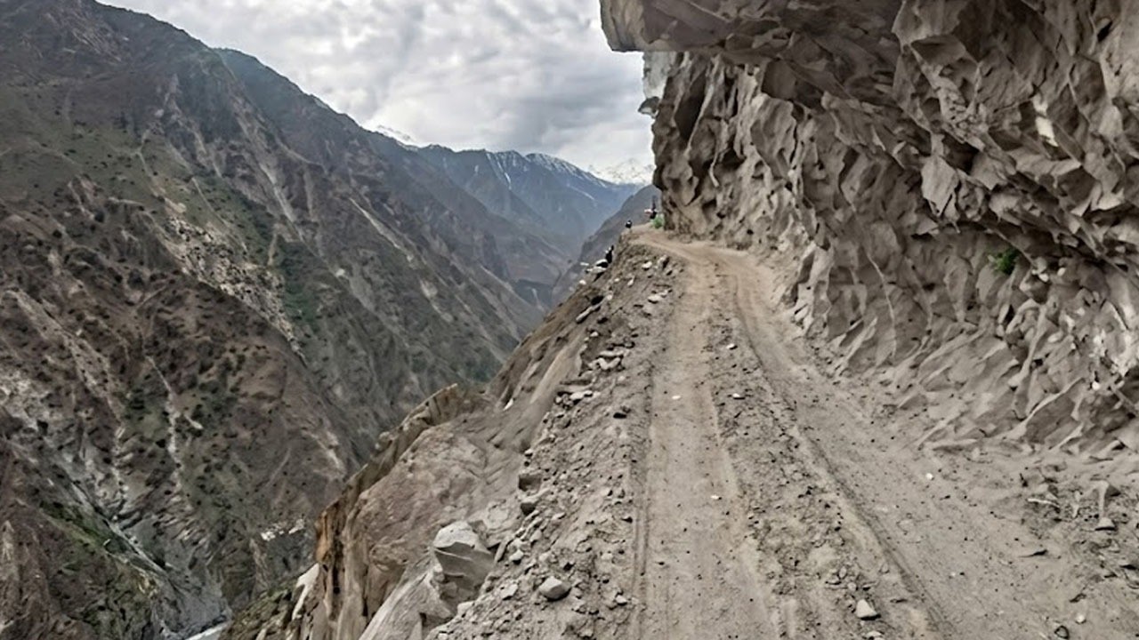 7 die as tourist vehicle plunges into ravine in Gilgit-Baltistan's Diamer