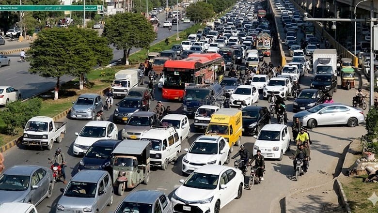 Traffic police start e-challans for lane violations on Sharae Faisal