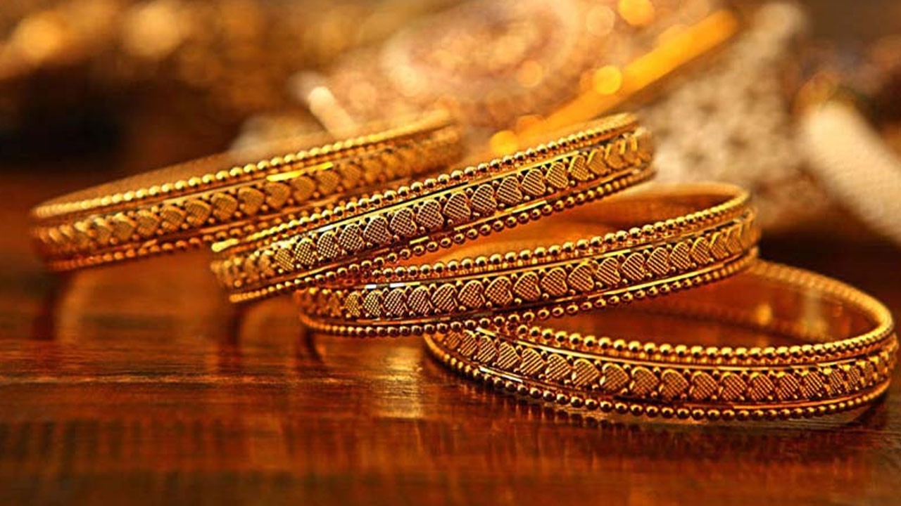 Gold prices fall by Rs8,600 per tola in Pakistan