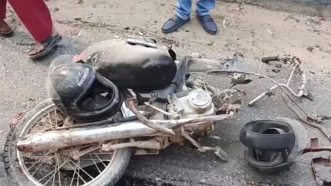 Man killed, teenager injured after crane hits motorcycle in Karachi