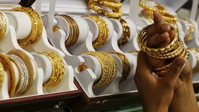 Gold price rises by Rs2,830 per tola in Pakistan