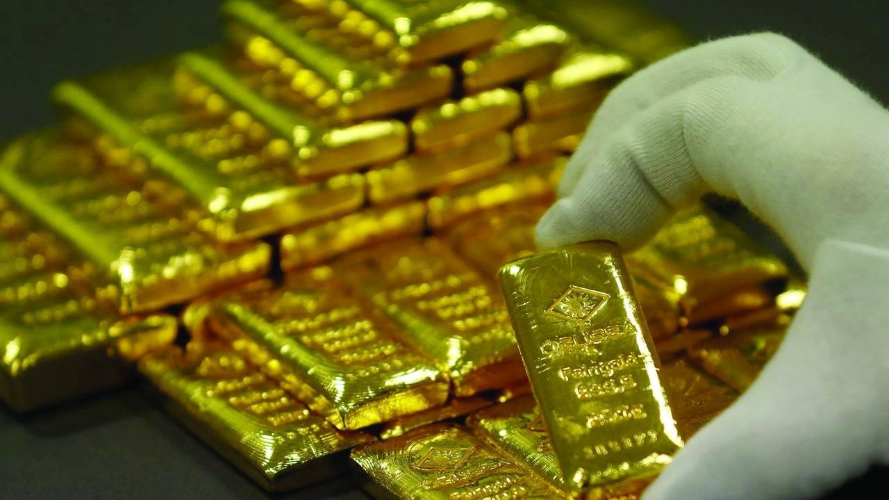 Gold prices fall by Rs2,300 per tola in Pakistan