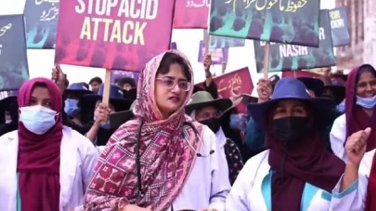 Doctors' protest over acid attack continues