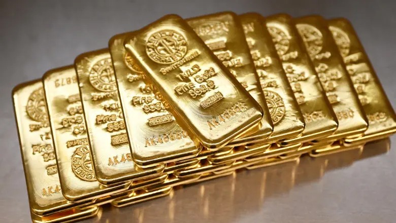 Gold prices surge by Rs12,200 per tola in Pakistan