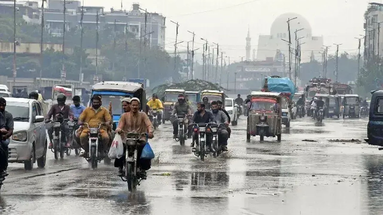 Hot, humid weather to persist in most parts of country; rain expected in Karachi: PMD