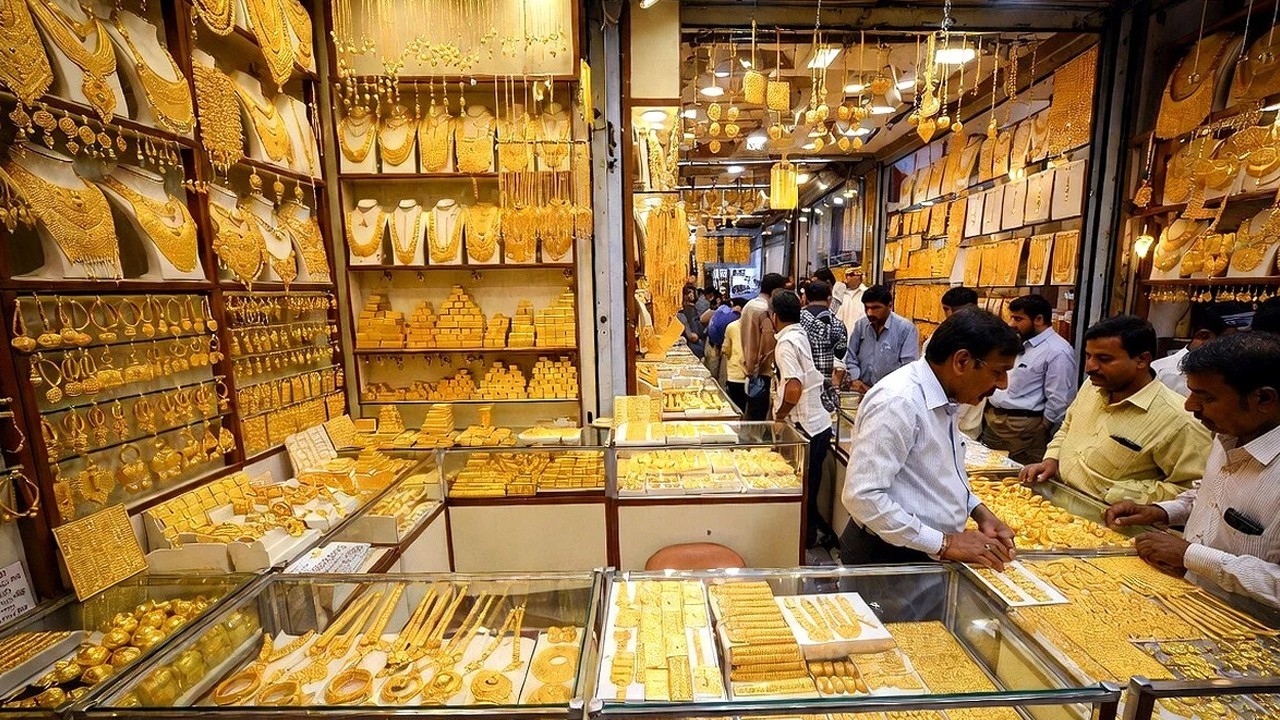 Gold price falls Rs5,600 per tola in Pakistan