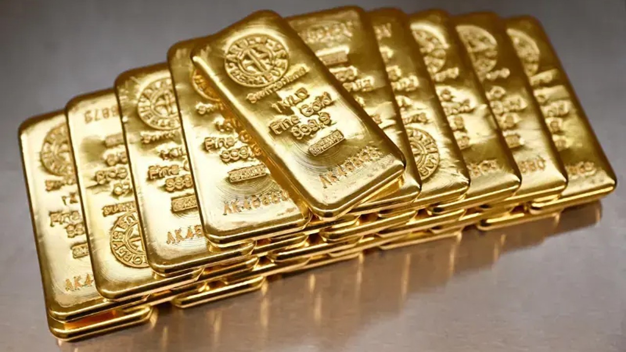 Gold price in Pakistan rises Rs900 per tola