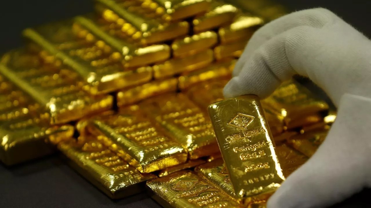 Gold prices fall by Rs3,600 per tola in Pakistan