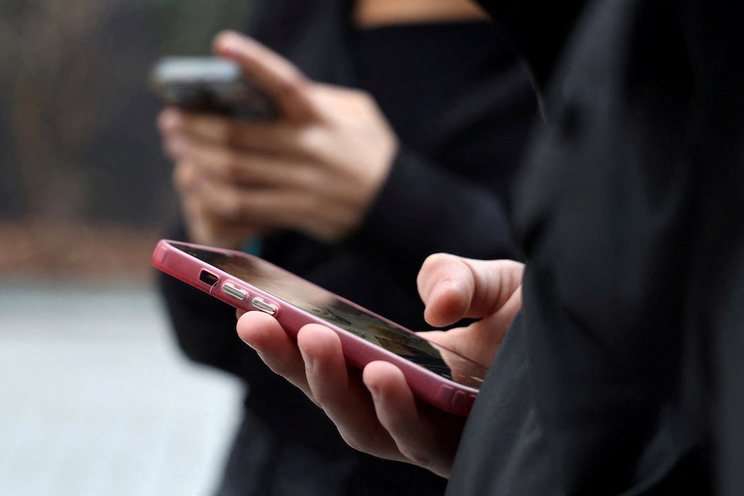 French parliament backs social media ban for under-15s